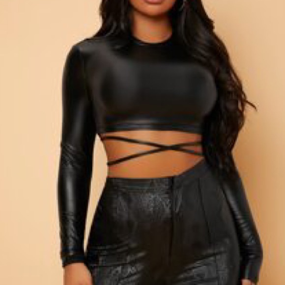 SHEIN Tops - Long sleeve black cropped top